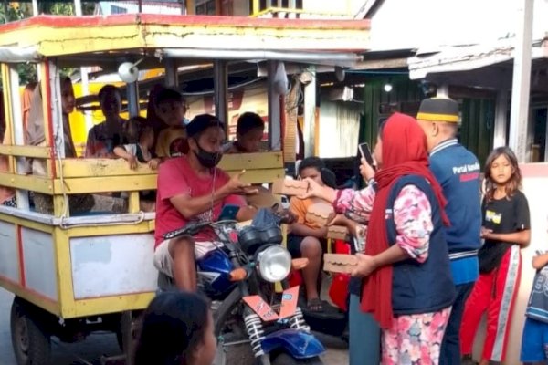 NasDem Makassar Tebar Takjil hingga Kepulauan, Warga Barrang Lompo Ikut Merasakan Berkah Ramadan