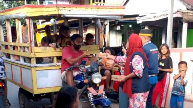 DPD NasDem Makassar Bagi Takjil di Pulau.