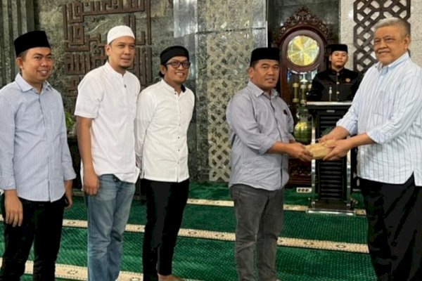 Semangat Berbagi Ramadan, DPRD Sulsel Serahkan Infaq Rp61 Juta ke Masjid Al-Markaz