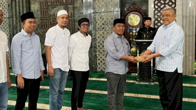 Pimpinan dan anggota DPRD Provinsi Sulawesi Selatan menyalurkan infaq sebesar Rp61 juta kepada pengurus Masjid Al-Markaz Al-Islami Makassar.