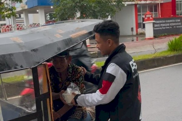Dipimpin Sultan Farhan, DPD PSI Gowa Berbagi Takjil di Hari ke-16 Ramadan