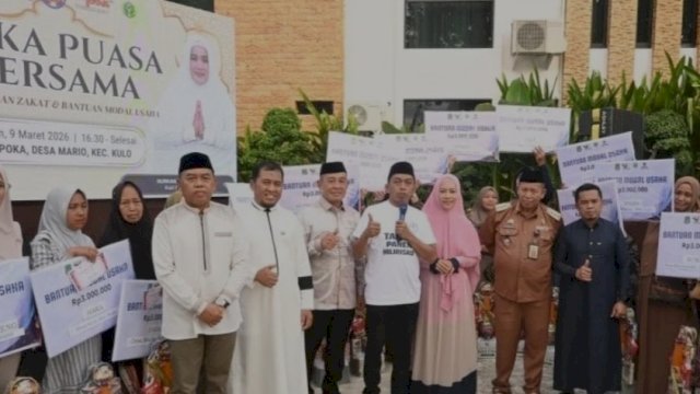 Bupati Sidrap, H. Syaharuddin Alrif, menyerahkan secara simbolis bantuan sembako dan modal usaha untuk UMKM.