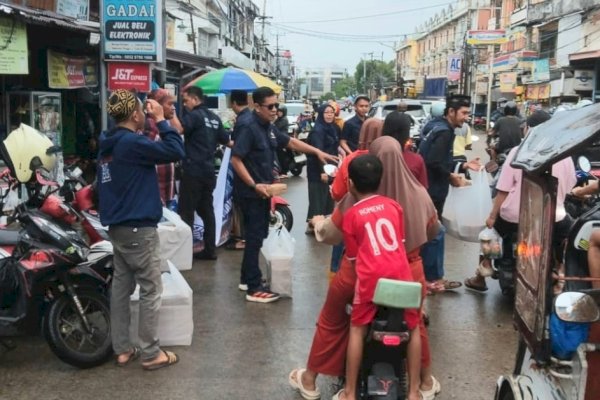 Kader NasDem Makassar Kompak Turun ke Jalan, Ratusan Takjil Dibagikan