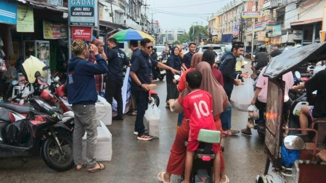 Partai NasDem Kota Makassar terus gencar terun melakukan membagikan takjil kepada masyarakat umum.