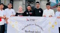 Semangat Berbagi di Bulan Suci, Bos New Elegant Taylor dan PSI Makassar Turun Langsung Bagikan Takjil