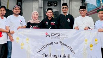 Semangat Berbagi di Bulan Suci, Bos New Elegant Taylor dan PSI Makassar Turun Langsung Bagikan Takjil