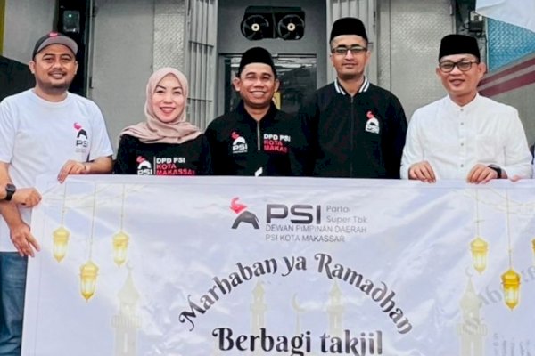 Semangat Berbagi di Bulan Suci, Bos New Elegant Taylor dan PSI Makassar Turun Langsung Bagikan Takjil