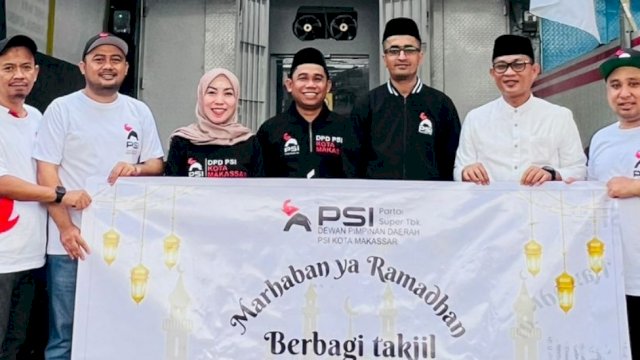 Bos New Elegant Taylor, Raje Sing, bersama Ketua DPD Partai Solidaritas Indonesia Kota Makassar, Sukarno Lallo, menggelar aksi sosial berbagi takjil.
