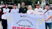 PSI Makassar Bersama Bos New Elegant Tailor Berbagi Takjil di Jalan AP Pettarani