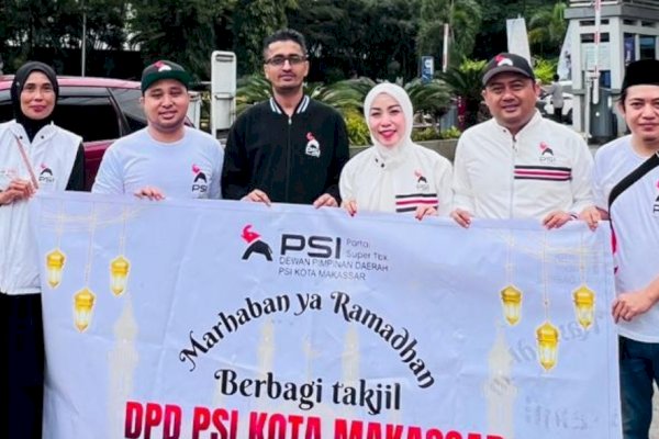 PSI Makassar Bersama Bos New Elegant Tailor Berbagi Takjil di Jalan AP Pettarani
