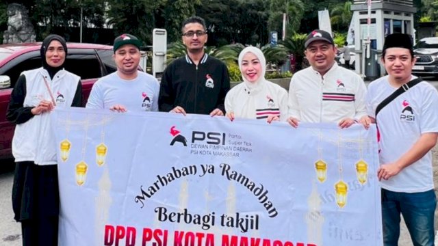 DPD PSI Makassar Bersama Bos New Elegant Tailor, Manraj Singh, berbagi takjil untuk warga di Jln AP. Pettarani Makassar.