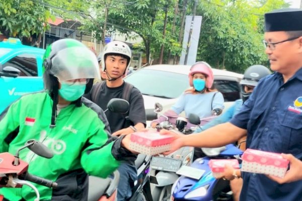 Cicu Gerakkan Kader NasDem Makassar Berbagi Takjil di 15 Kecamatan