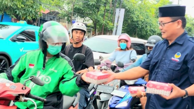 Pengurus Partai NasDem Makassar berbagi takjil untuk masyarakat.