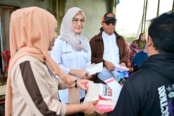 Dipimpin Cicu, IKA Unhas Salurkan Bantuan untuk Ratusan Warga Terdampak Banjir di Barombong