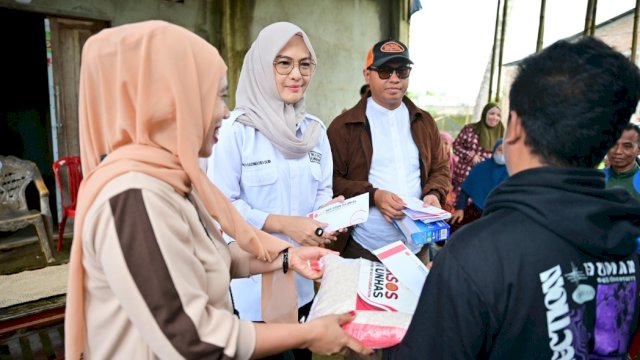 Ketua IKA FKG, Andi Rachmatika Dewi, yang turun langsung menyerahkan paket bantuan kepada masyarakat.