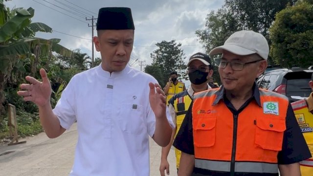 Ketua Banggar DPRD Sulsel, Mizar Roem, saat meninjau jalan di Kabupaten Gowa dan Takalar.