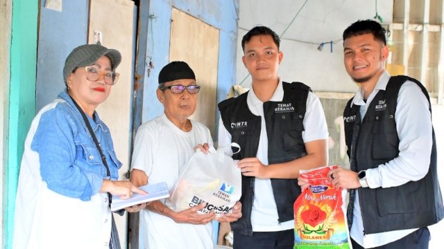 Komunitas sosial Teman Kebaikan menyalurkan sebanyak 100 paket sembako melalui program bertajuk &ldquo;Bingkisan Cahaya Ramadan&rdquo;.