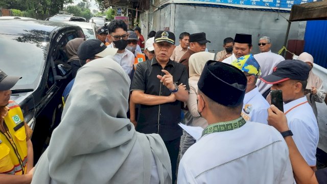 Anggota Banggar DPRD Sulsel, Muhammad Sadar, saat meninjau proyek jalan multiyears.