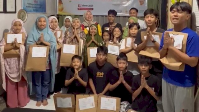 Ketua PD TIDAR Sulsel, Vonny Ameliani Suardi berbagi kebahagiaan kepada anak yatim piatu di panti asuhan Nur Qodri di kota Makassar.