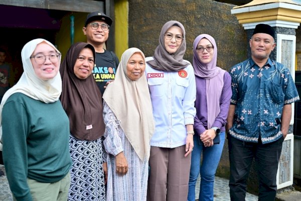 Jelang Idul Fitri, Cicu Wakili Ketum IKA Unhas Turun Langsung Bagi Beras untuk Warga