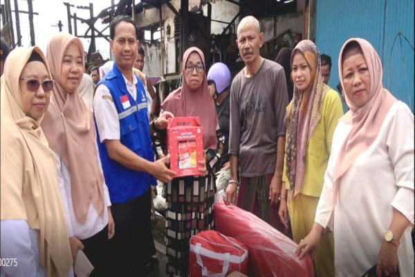 Bupati Pangkep Yusran Kunjungi Korban Kebakaran di Mappasaile, Serahkan Bantuan Darurat