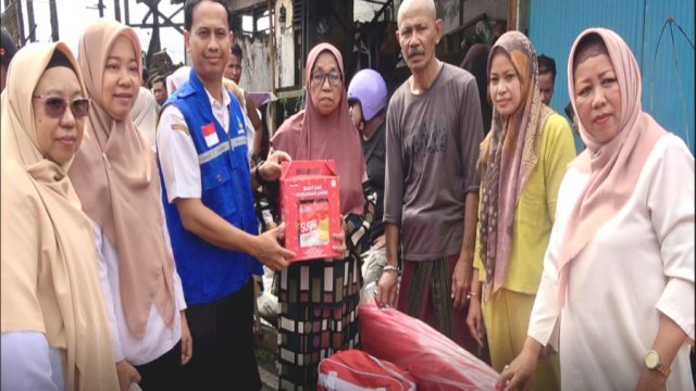 Bupati Pangkep Yusran Kunjungi Korban Kebakaran di Mappasaile, Serahkan Bantuan Darurat