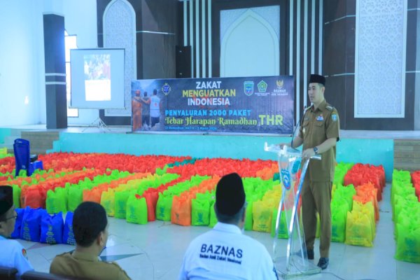 Bupati Pangkep Yusran Lalogau Serahkan 2.000 Paket Sembako Baznas, Tekankan Zakat Tepat Sasaran