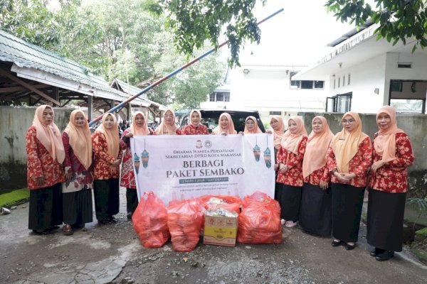 Aksi Sosial Ramadan, DWP Sekretariat DPRD Makassar Bantu Warga dan Ojol