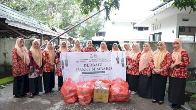 DWP Sekretariat DPRD Makassar Bagikan Sembako kepada Warga dan Ojol di Jalan Hertasning.(F-IST)
