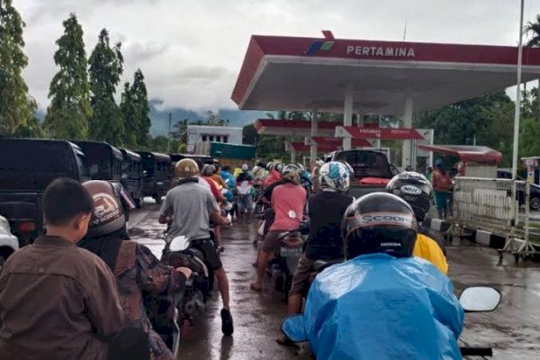 Pemerintah Pastikan Harga BBM Tak Naik, DPR Minta Warga Tak Panik Antre