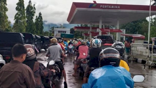 Pemerintah Pastikan Harga BBM Tak Naik, DPR Minta Warga Tak Panik Antre