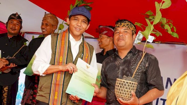 Menhut, Raja Juli Antoni Serahkan SK Perhutanan Sosial di NTB.