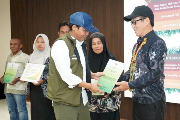 Menhut Raja Juli Serahkan SK Perhutanan Sosial di Kaltim, Dorong Penguatan Ekonomi Masyarakat Hutan