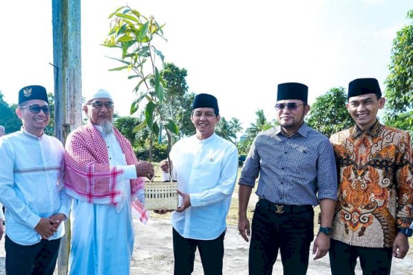 Menteri Kehutanan Tanam Pohon dan Serahkan 1.000 Bibit Produktif di Ponpes Hidayatullah Kaltim