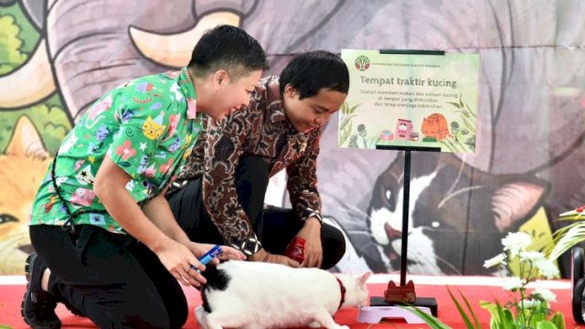 Menteri Kehutanan Raja Juli Antoni di dampingi oleh Sekretaris Jenderal Kementerian Kehutanan Mahfudz meresmikan program &ldquo;Kemenhut Ramah Hewan&rdquo;.