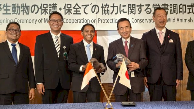 Menteri Kehutanan RI, Raja Juli Antoni, dan Gubernur Prefektur Shizuoka Jepang, Yasutomo Suzuki, MoU dalam rangka memperkuat kolaborasi bilateral di bidang konservasi keanekaragaman hayati.