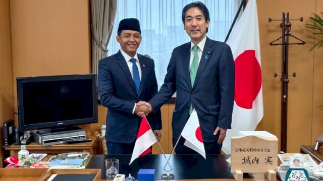 Menteri Kehutanan Republik Indonesia, Raja Juli Antoni, melakukan pertemuan bilateral dengan Menteri Strategi Pertumbuhan Jepang, Minoru Kiuchi.