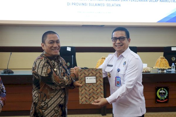 Bupati Irwan Serahkan SK ke BNNP, Bentuk Lembaga Anti Narkoba Daerah