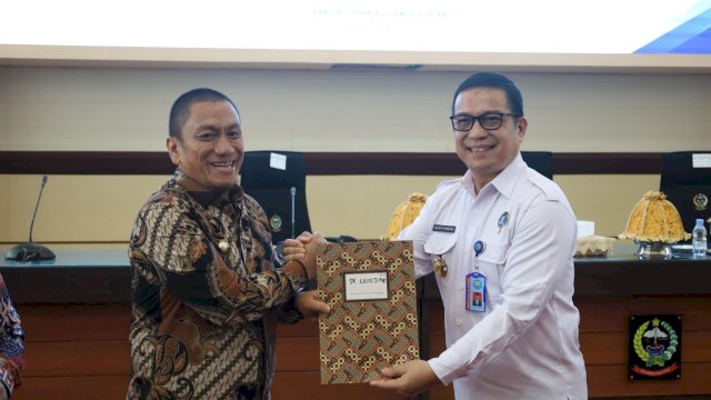 Bupati Luwu Timur, Irwan Bachri Syam menyerahkan SK Pembentukan ULT P4GN di Kantor Pemprov Sulsel.
