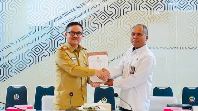 Sekretaris Daerah Provinsi Sulsel, Jufri Rahman (kiri).