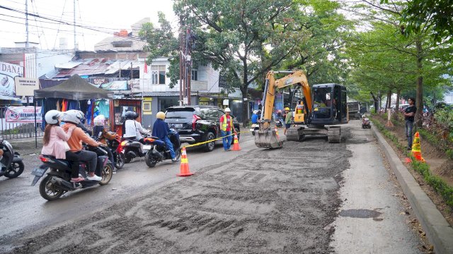 Proses pengerjaan ruas jalan Aroepala Makassar.