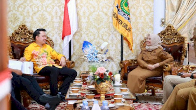 Bupati Sinjai, Hj. Ratnawati Arif, menerima kunjungan Kepala BPK RI Perwakilan Provinsi Sulawesi Selatan, Winner Franky Halomoan Manalu.