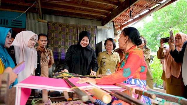 Wakil Gubernur Sulsel, Fatmawati Rusdi, saat mengunjungi langsung pengrajin tenun emas di Kecamatan Tellulimpoe.