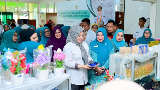 Wakil Gubernur Sulawesi Selatan, Fatmawati Rusdi, meninjau langsung kegiatan Peningkatan Kapasitas dan Keterampilan bagi Perempuan di Wajo