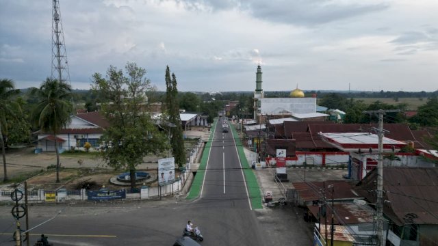 Ruas jalan Impa-Impa&ndash;Anabanua di Kabupaten Sidenreng Rappang (Sidrap).