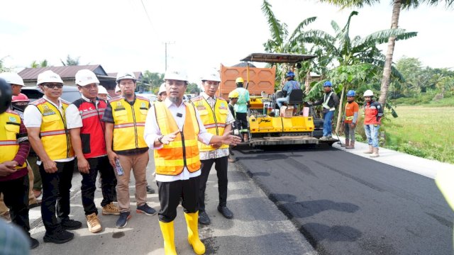 Gubernur Sulsel Tinjau Progres MYP Jalan di Pinrang-Enrekang, Pengerjaan Capai 57 Persen