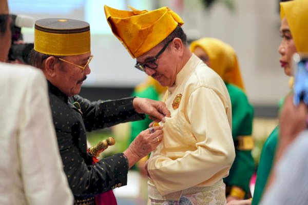 Jufri Rahman Terima Penyematan Kehormatan di HUT Majelis Keturunan To Manurung, Perkuat Pelestarian Budaya