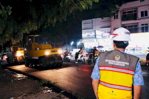 Pemprov Sulsel Genjot Perbaikan Jalan Aroepala, Aspal Dikerja Hingga Malam