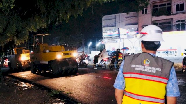 Suasanan pengaspalan di jalan Aroepala Makassar pada malam hari.