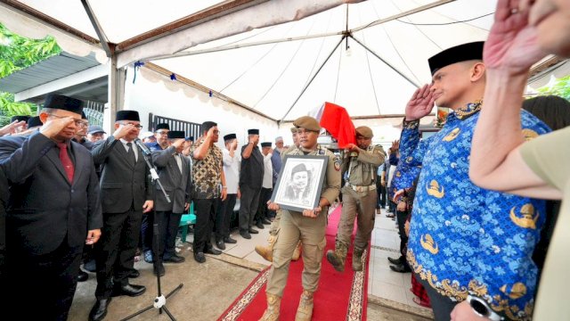 Sekda Sulsel, Jufri Rahman bertindak sebagai pembina upacara pelepasan jenazah almarhum, purnabakti Asisten Administrasi Setda Pemprov Sulsel, Tautoto Tanaranggina Sarongallo.
